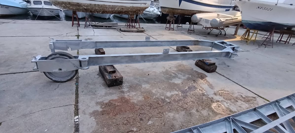 Servis na kolicima za izvlačenje brodica
