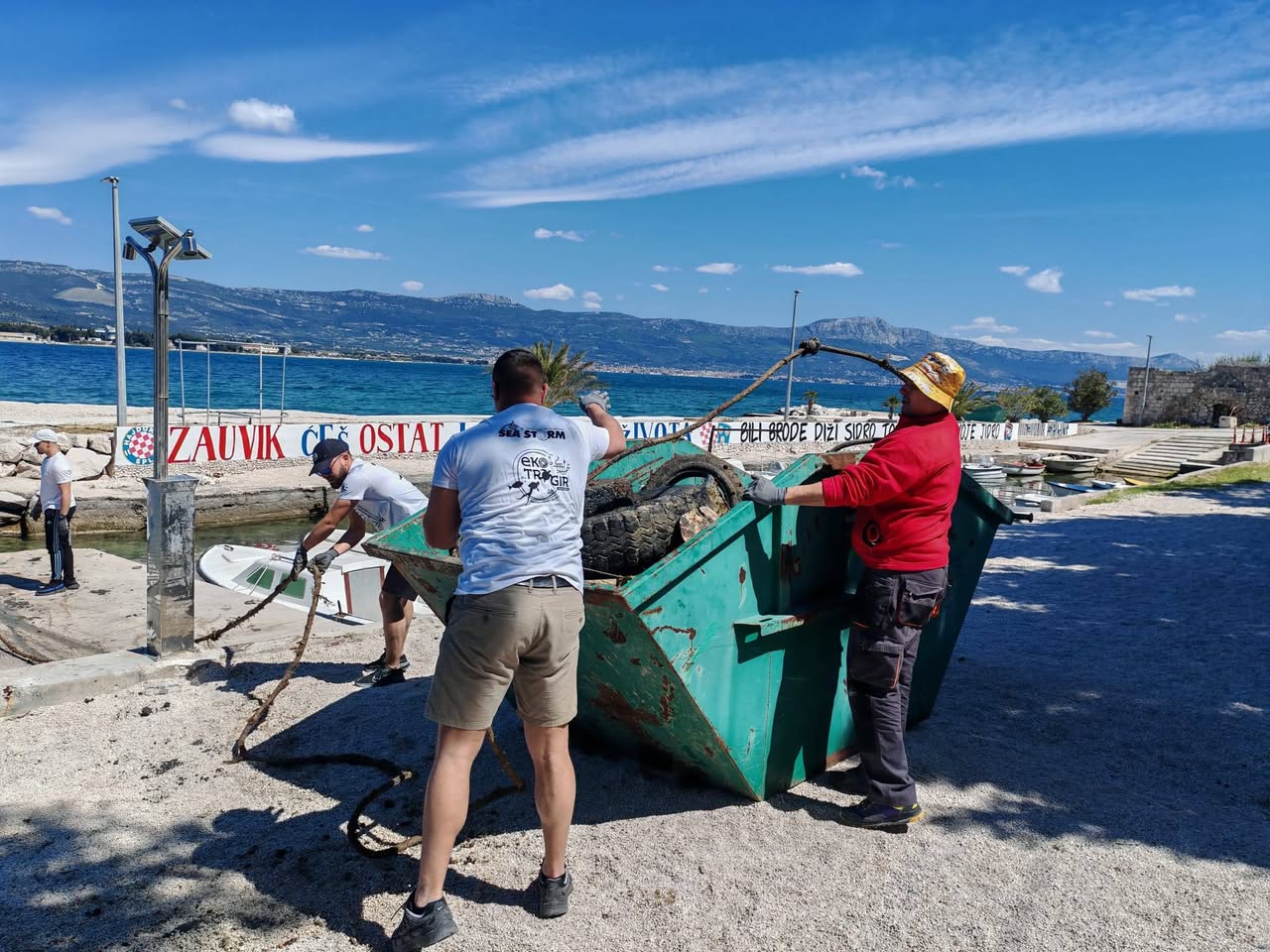 Ronioci Poljuda na eko akciji u Trogiru